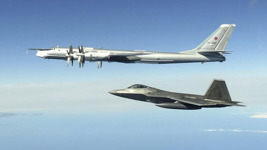 Des avions militaires dans le ciel.