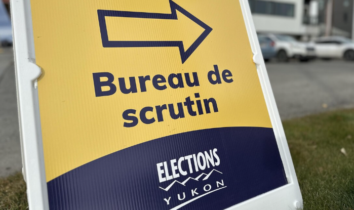 Une affiche indique où aller voter au Yukon.