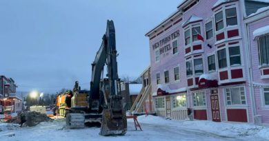 Une pelle mécanique travaille à creuser la chaussée en face de l'hôtel Westminster.