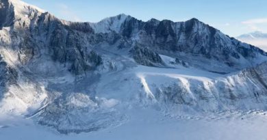 Un glissement de terrain apparaît sur une montagne enneigée.