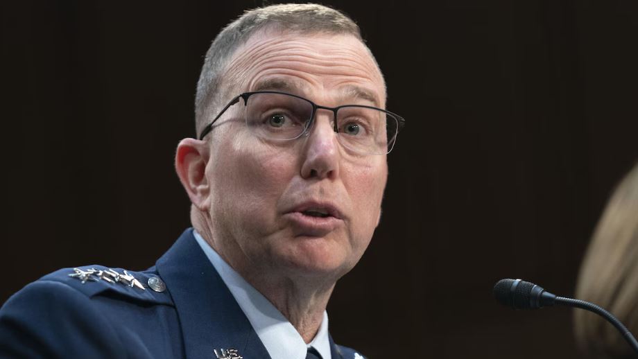 Un officier parle dans un micro.