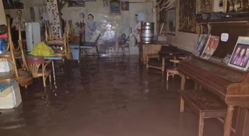 De l'eau brune couvre le plancher de l'hôtel sur plusieurs centimètres de hauteur.