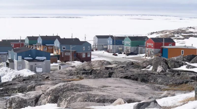 Des maisons avec de la neige en arrière-plan.