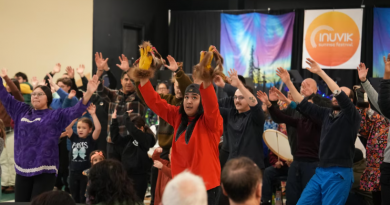 Un groupe de danseurs devant une scène de festival.
