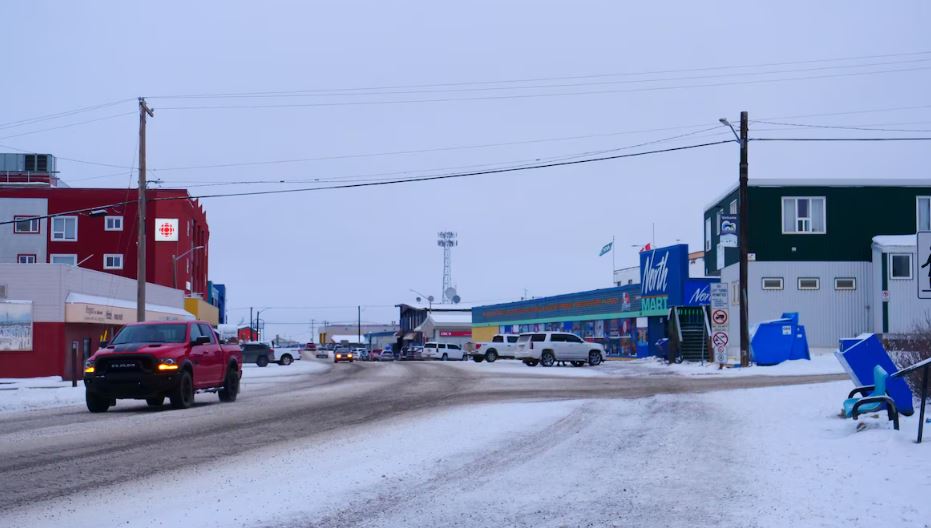 Une rue d'Inuvik en hiver.