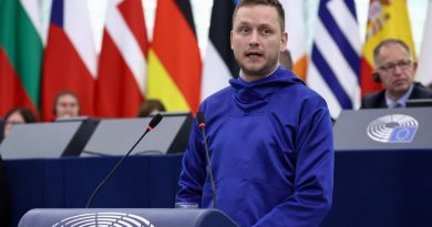 Jens-Frederik Nielsen, s'adresse à des députés européens lors d'une séance officielle.