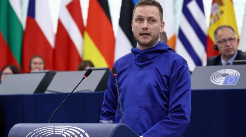 Jens-Frederik Nielsen, s'adresse à des députés européens lors d'une séance officielle.
