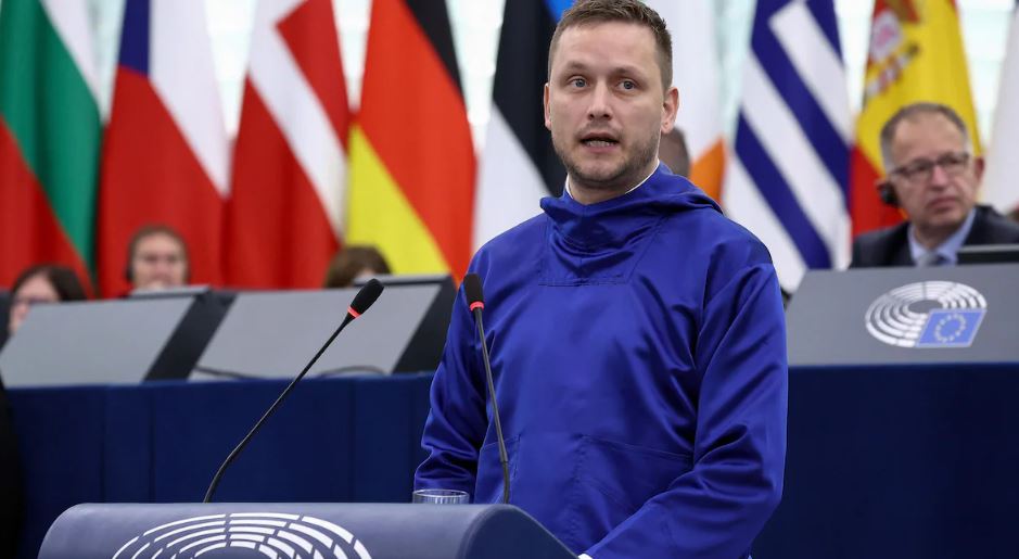 Jens-Frederik Nielsen, s'adresse à des députés européens lors d'une séance officielle.