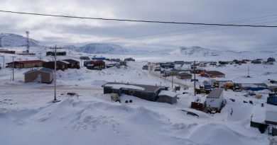 Une image de bâtiments recouverts par la neige au Nunavut.