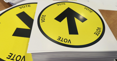 Du matériel électoral est étendu sur une table.