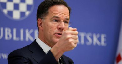 Mark Rutte, parle en ponctuant avec un poing fermé, lors d'une conférence de presse.