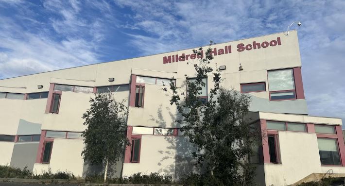Une image de l'école Mildred Hall à Yellowknife.