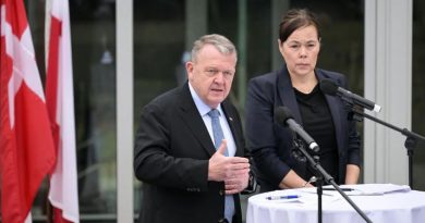 Devant des drapeaux groenlandais et danois, Lars Løkke Rasmussen s'adresse aux journalistes au côté de Vivian Motzfeld.