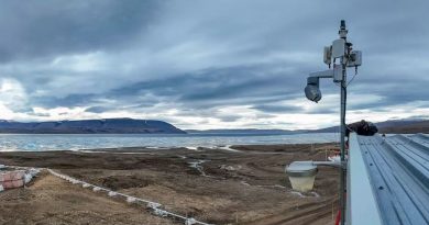 Un radar installé près d'un toit surplombe un paysage.