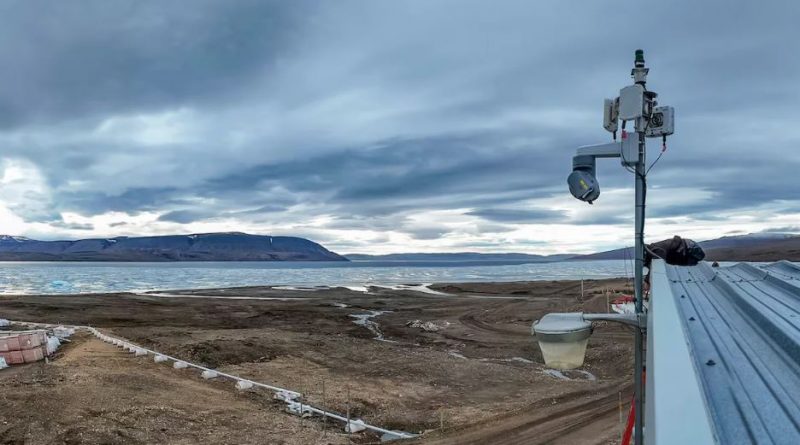 Un radar installé près d'un toit surplombe un paysage.