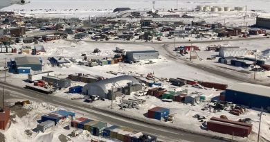La façade extérieure de l'aéroport de Rankin Inlet, durant l'hiver.