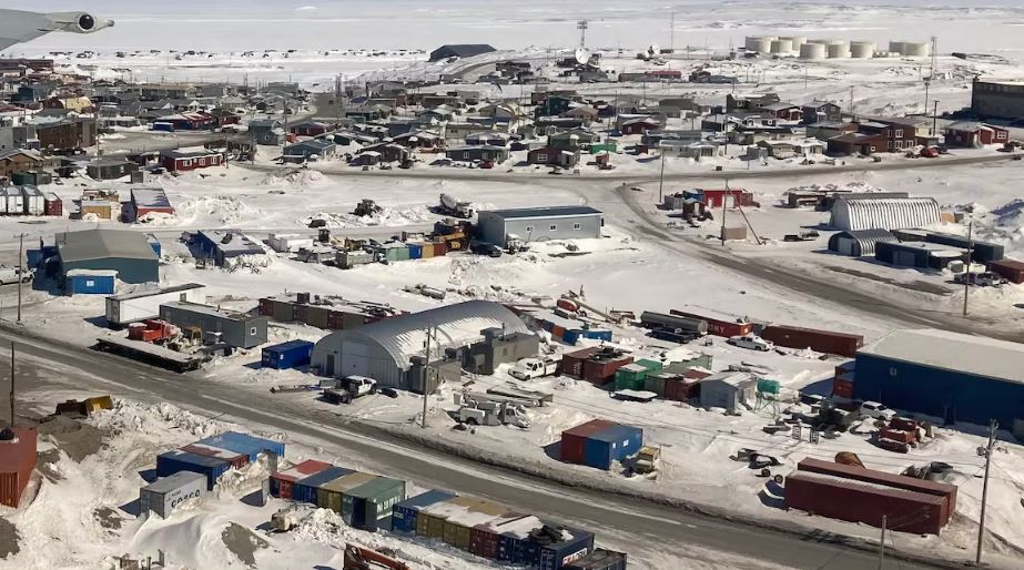 La façade extérieure de l'aéroport de Rankin Inlet, durant l'hiver.