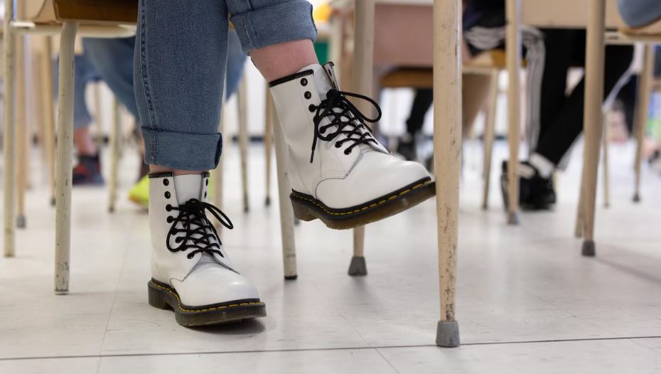 Les bottes d'une élève sous son bureau. 
