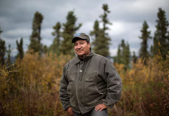 Un homme est debout dans une zone de végétation.
