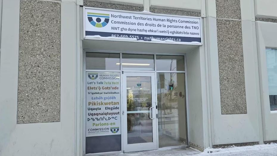 La façade des bureaux de la Commission des droits de la personne des Territoires du Nord-Ouest.