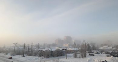 Vue embrumée sur le centre-ville de Yellowknife en hiver.