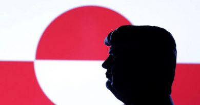 Une figurine en miniature, illustrant le buste du président américain Donald Trump, est placée devant le drapeau du Groenland.