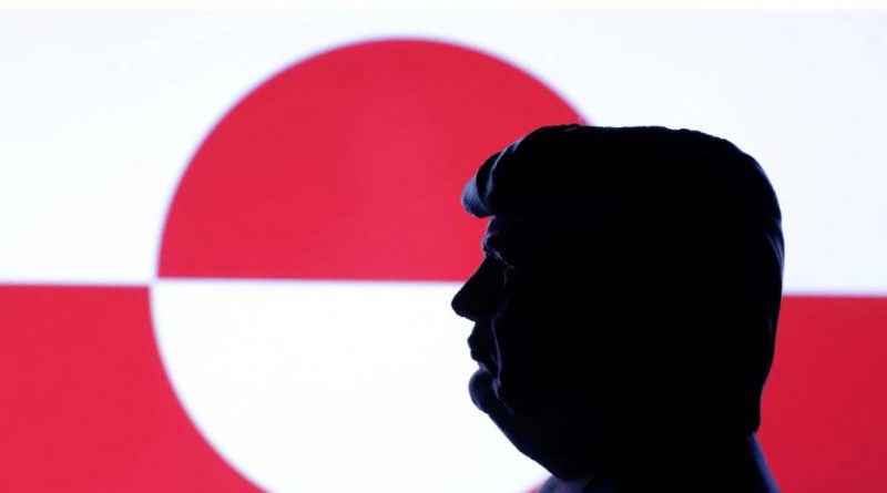 Une figurine en miniature, illustrant le buste du président américain Donald Trump, est placée devant le drapeau du Groenland.