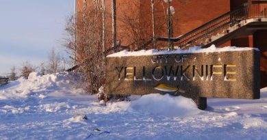La façade de l’hôtel de ville de Yellowknife.