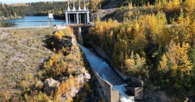 Un déversoir en béton du barrage Wareham.