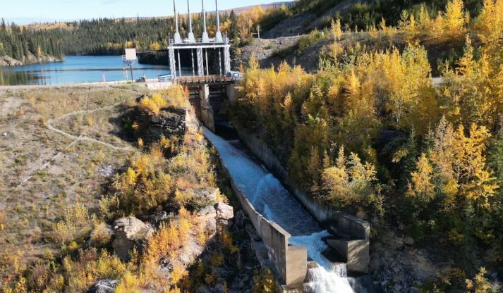 Un déversoir en béton du barrage Wareham.