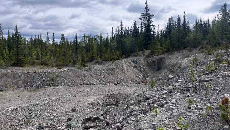 Un amoncellement de gravier, près de Whitehorse, au Yukon.