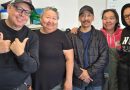 Une photo de groupe composée de six personnes.
