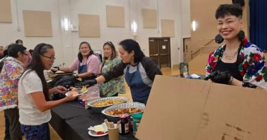 Des Inuit autour de plats traditionnels.
