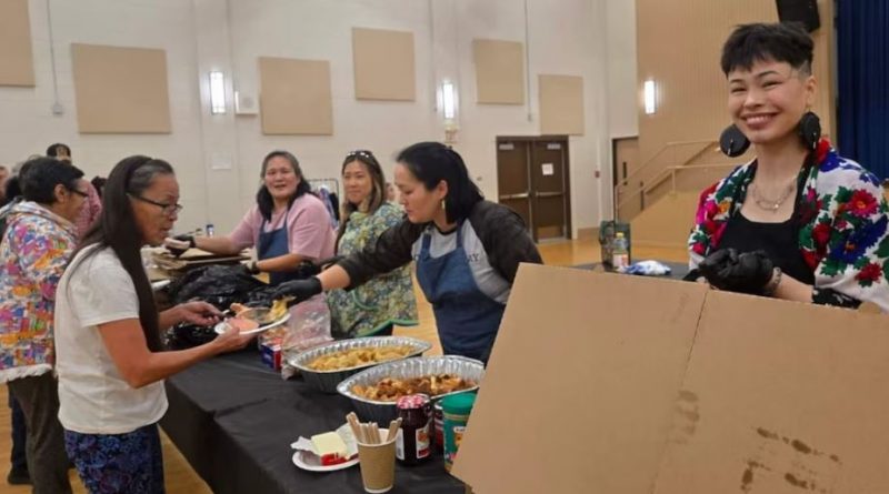 Des Inuit autour de plats traditionnels.