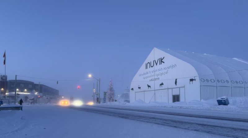 Un bâtiment où il est inscrit Inuvik dans un décor enneigé.