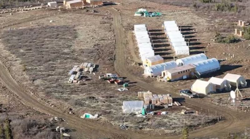 Une vue d'ensemble d'un camp minier en région éloignée.