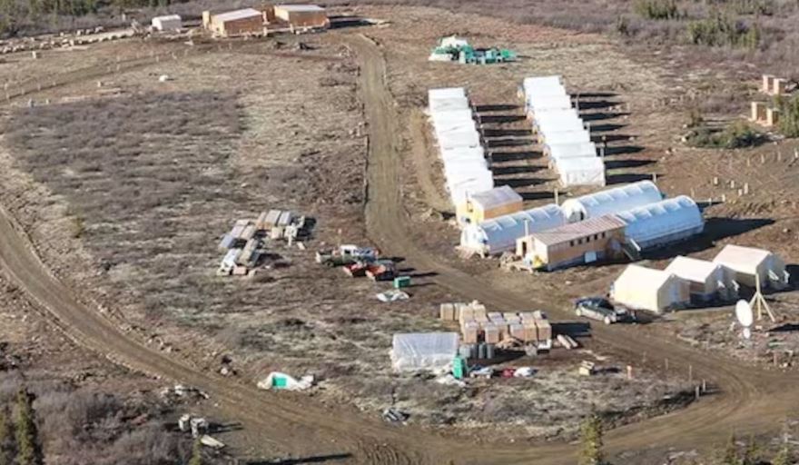 Une vue d'ensemble d'un camp minier en région éloignée.