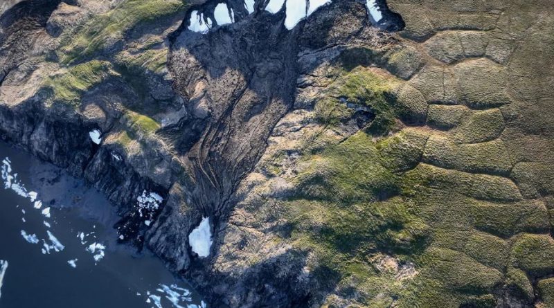 Vue aérienne d'un affaissement de sol au bord de l'eau.