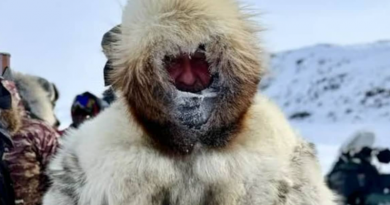 David Nuluk, un Ranger canadien, est dehors sous un grand froid