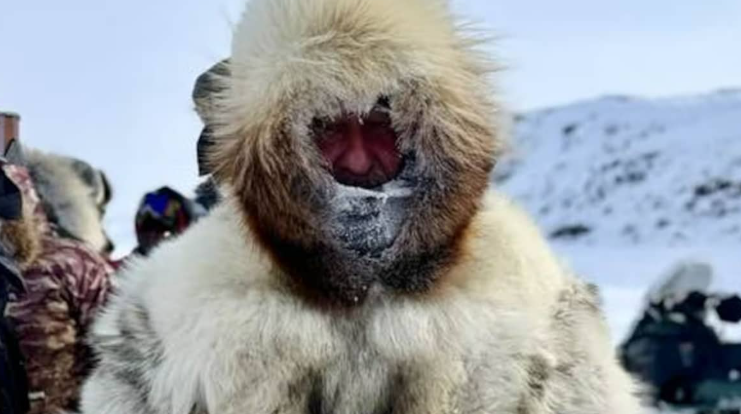 David Nuluk, un Ranger canadien, est dehors sous un grand froid