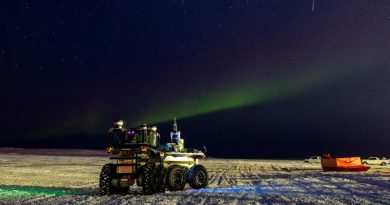 Le robot autonome T-Recon de Tessellate Robotics évolue sur la banquise sous les aurores boréales,lors d'essais visant à évaluer les effets des aurores boréales sur son système de navigation à Cambridge Bay, au Nunavut (Canada), le 19 mars 2026.
