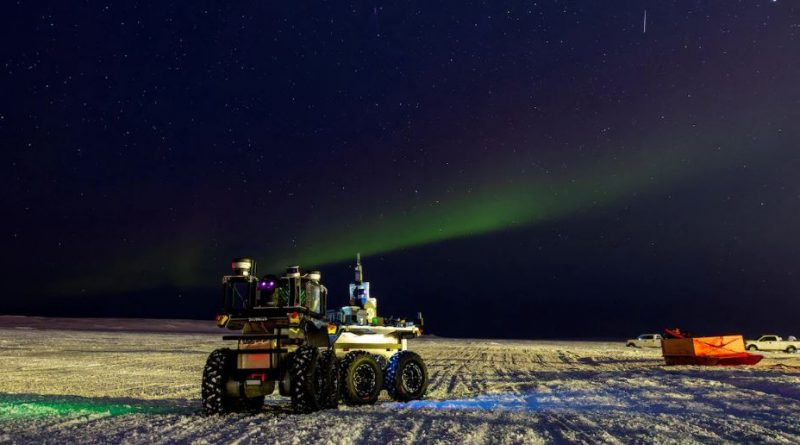 Le robot autonome T-Recon de Tessellate Robotics évolue sur la banquise sous les aurores boréales,lors d'essais visant à évaluer les effets des aurores boréales sur son système de navigation à Cambridge Bay, au Nunavut (Canada), le 19 mars 2026.