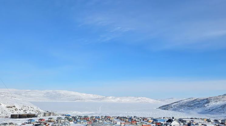 Vue panoramique d'un petit village en hiver.