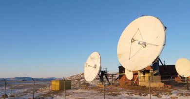 Des coupoles satellites près d'Iqaluit.