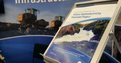 Un dépliant en anglais fait la promotion du projet d'agrandissement du réseau hydroélectrique de la rivière Taltson.