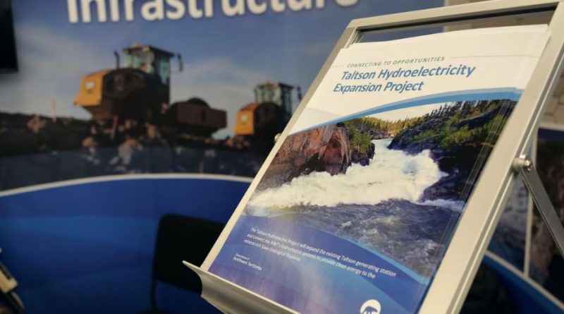 Un dépliant en anglais fait la promotion du projet d'agrandissement du réseau hydroélectrique de la rivière Taltson.