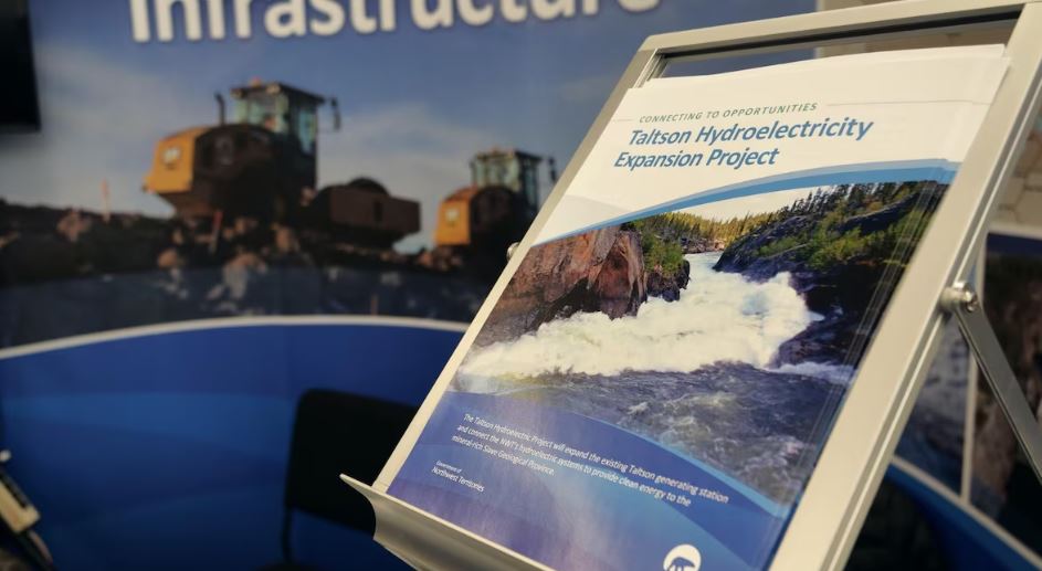 Un dépliant en anglais fait la promotion du projet d'agrandissement du réseau hydroélectrique de la rivière Taltson.