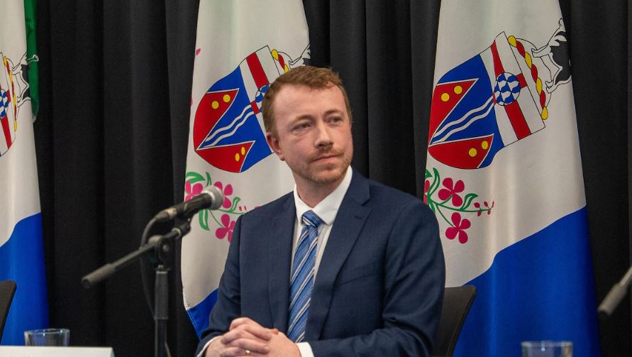 Ted Laking à un pupitre. 