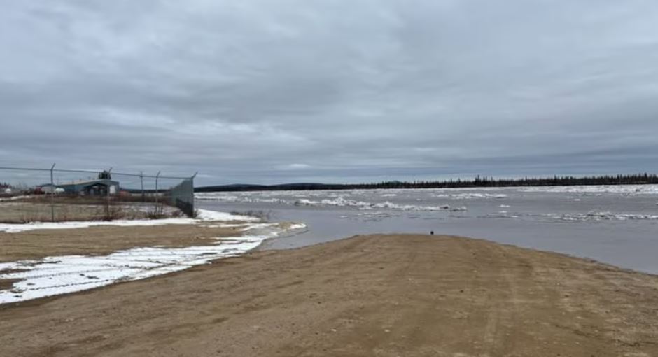 Une route de terre dont une partie est recouverte d'eau.