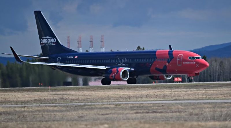 Un Boeing 737 de Chrono Aviation sur une piste d'atterrissage.